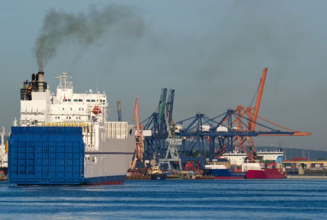 Statek handlowy wchodzący do portu