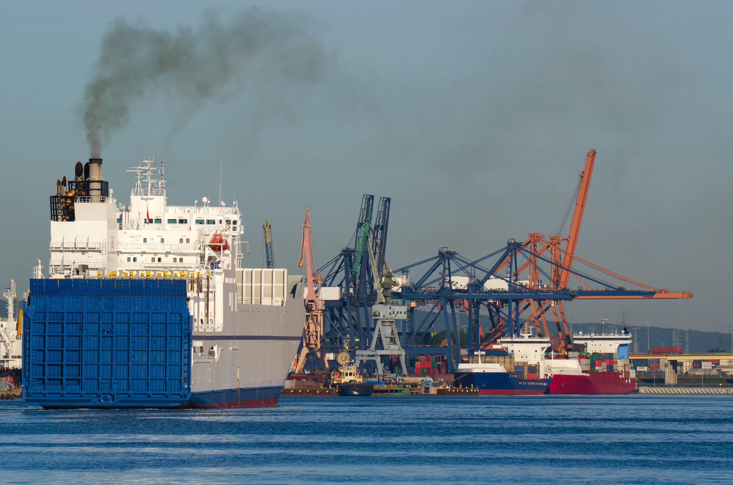 Statek handlowy wchodzący do portu