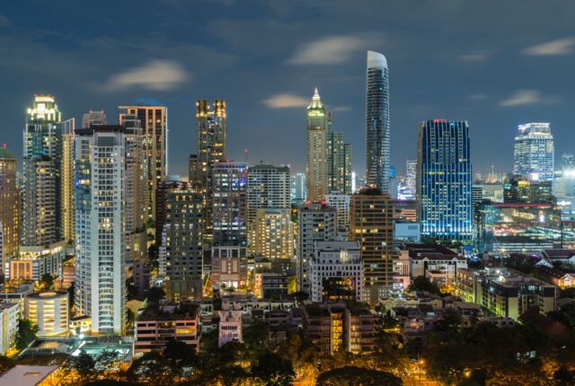 Dzielnica biznesowa w Bangkoku. Widok wieżowców nocą.