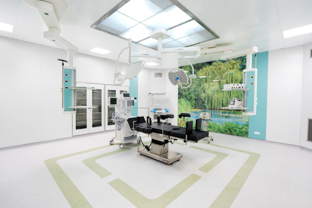 Modular operating room with Infimed operating lights