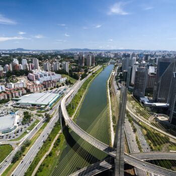 Widok z lotu ptaka na most Estaiada i drapacze chmur w Sao Paulo, Brazylia