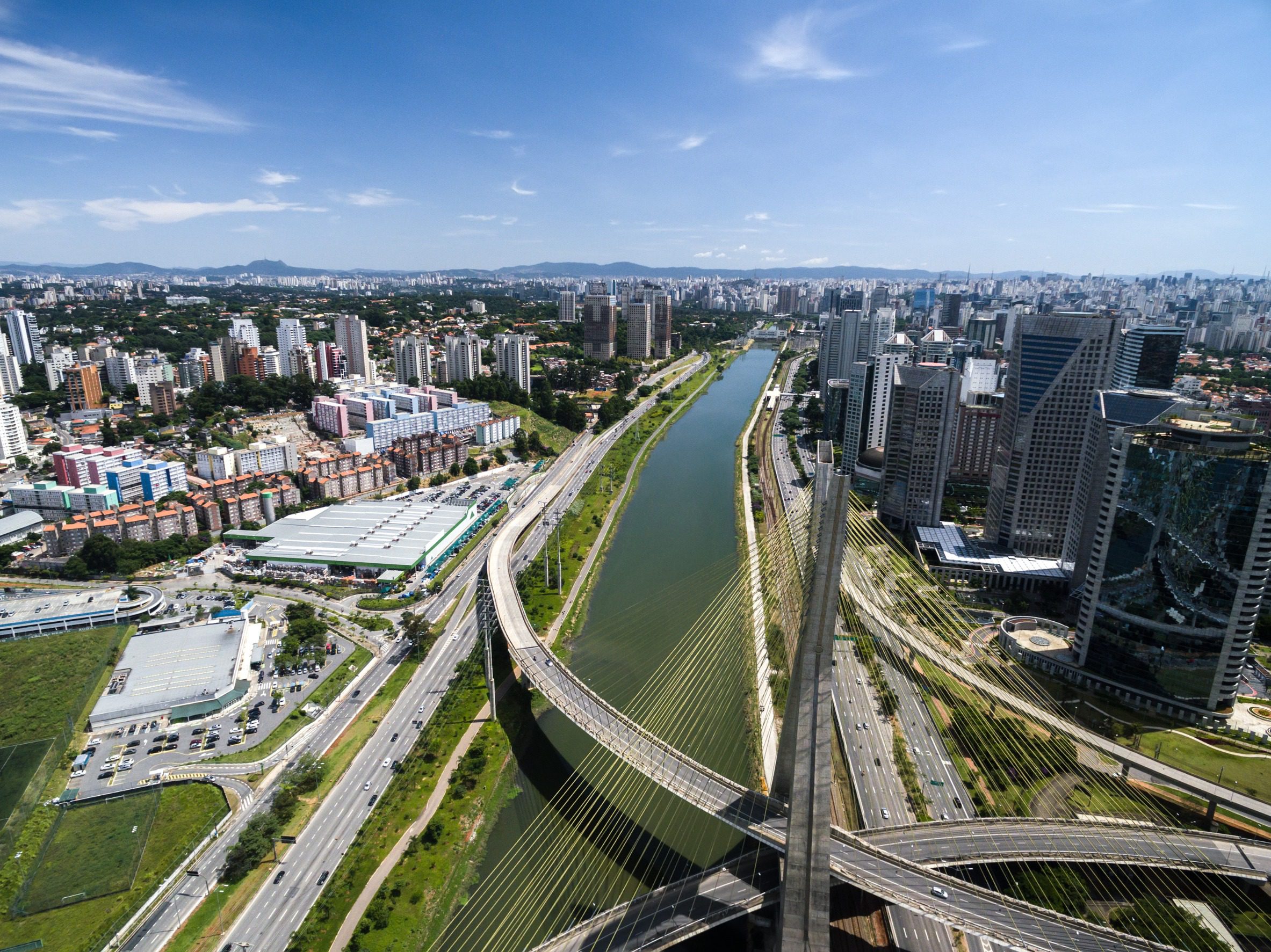 Widok z lotu ptaka na most Estaiada i drapacze chmur w Sao Paulo, Brazylia