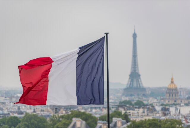 francuska flaga na tle Paryża