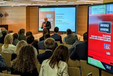 mężczyzna przemawia do zgomadzonych na konferencji