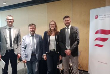 uczestnicy konferencji pozują do zdjęcia