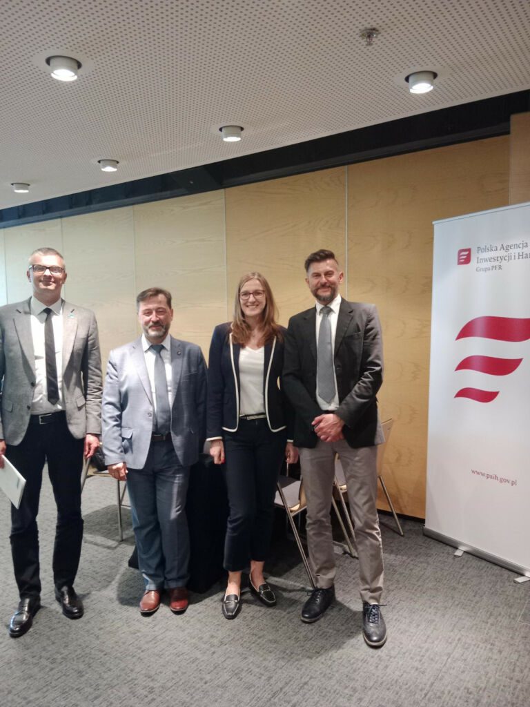 uczestnicy konferencji pozują do zdjęcia