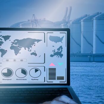 ekran laptopa z mapą świata