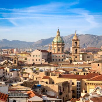 Panorama miasta Palermo na Sycylii z charakterystycznymi wieżami rano