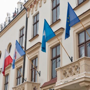 budynek administracyjny w Rzeszowie z flagami