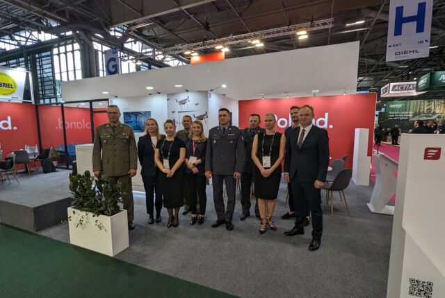 Polska delegacja na stoisku narodowym podczas targów Eurosatory 2024 w Paryżu