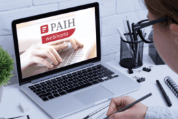 laptop z napisem PAIH webinary