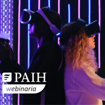 Mężczyzna i kobieta ustawieni plecami do siebie, w okularach VR grają w gry komputerowe