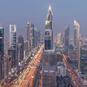 Panorama centrum Dubaju, rozświetlone drapacze chmur