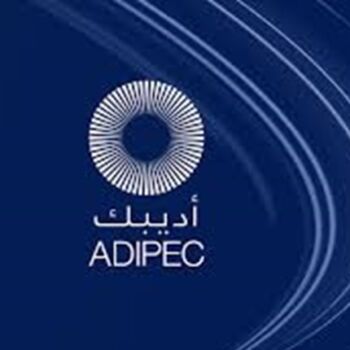 napis ADIPEC z jasnym kołem na ciemnym tle