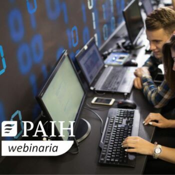 młodzi ludzie siedzący przy komputerze i napis PAIH webinarium