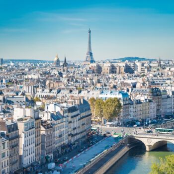 Widok na Paryż z oddaloną wieżą Eiffla