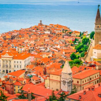 Widok na dachy domów na riwierze słoweńskiej