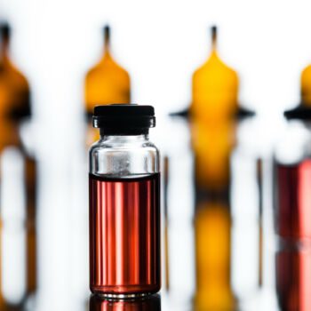 płynnego środka leczniczego w przezroczystym szkle w laboratorium medycznym