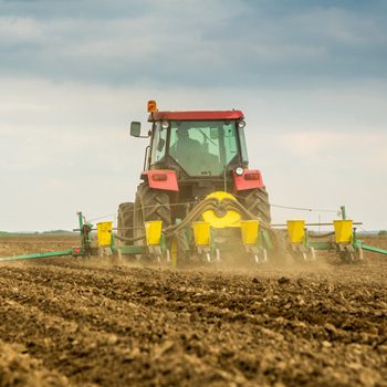 traktor na polu