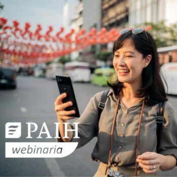 kobieta usmiechajaca sie do telefonu