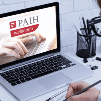 laptop z napisem webinaria PAIH