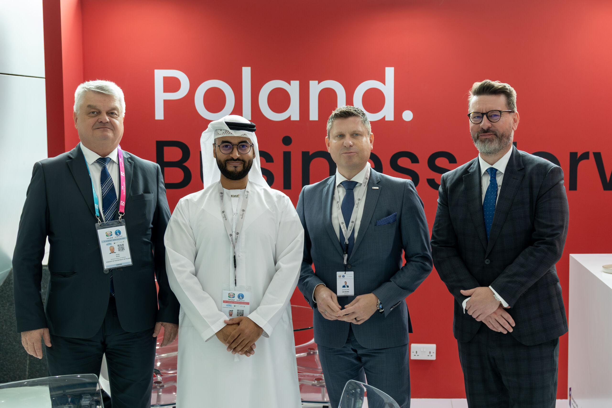 Czterech mężczyzn na stoisku narodowym podczas targów w Abu Dhabi Czterech mężczyzn na stoisku narodowym podczas targów w Abu Dhabi