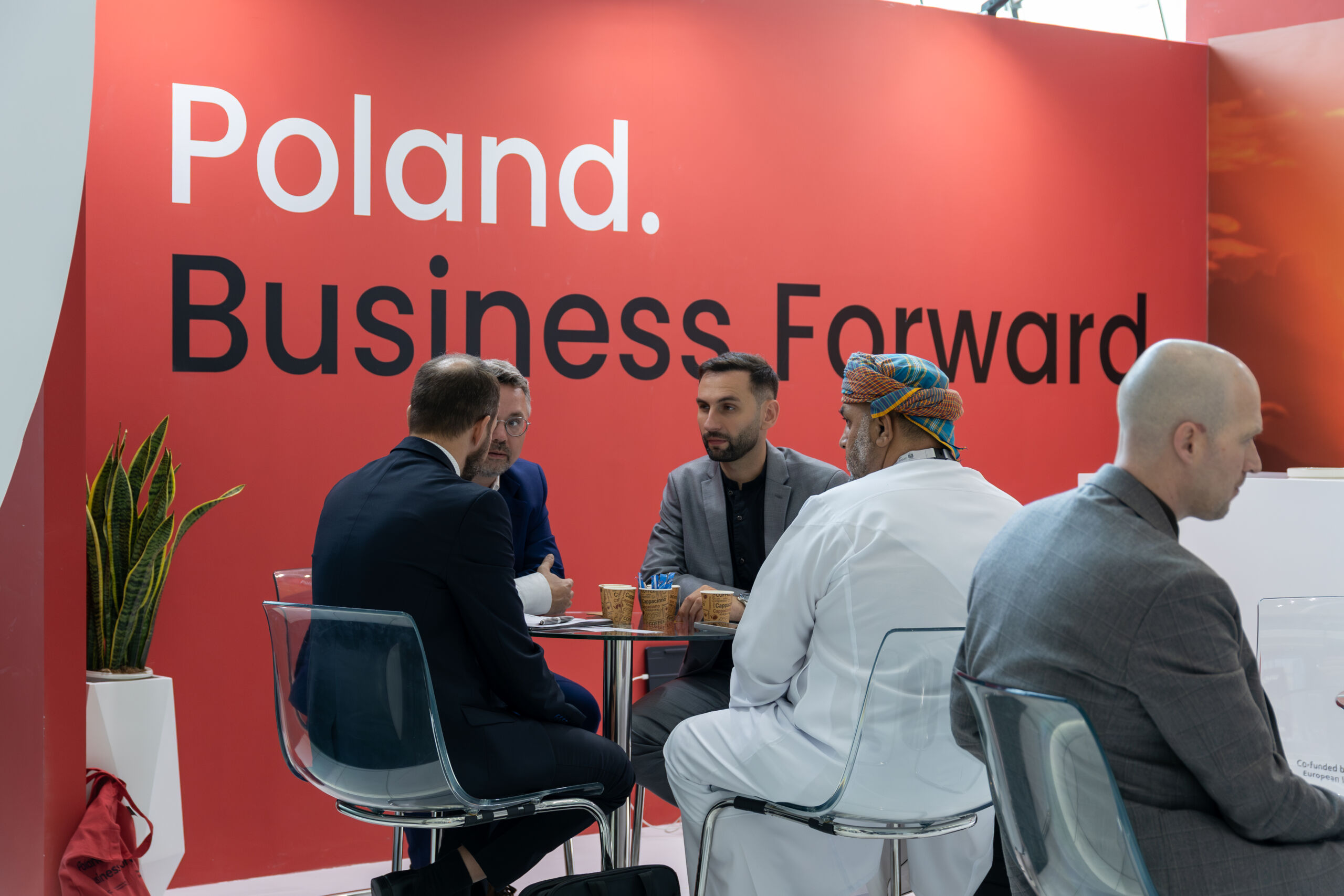 Rozmowy stolikowe podczas targów w Abu Dhabi Rozmowy stolikowe podczas targów w Abu Dhabi
