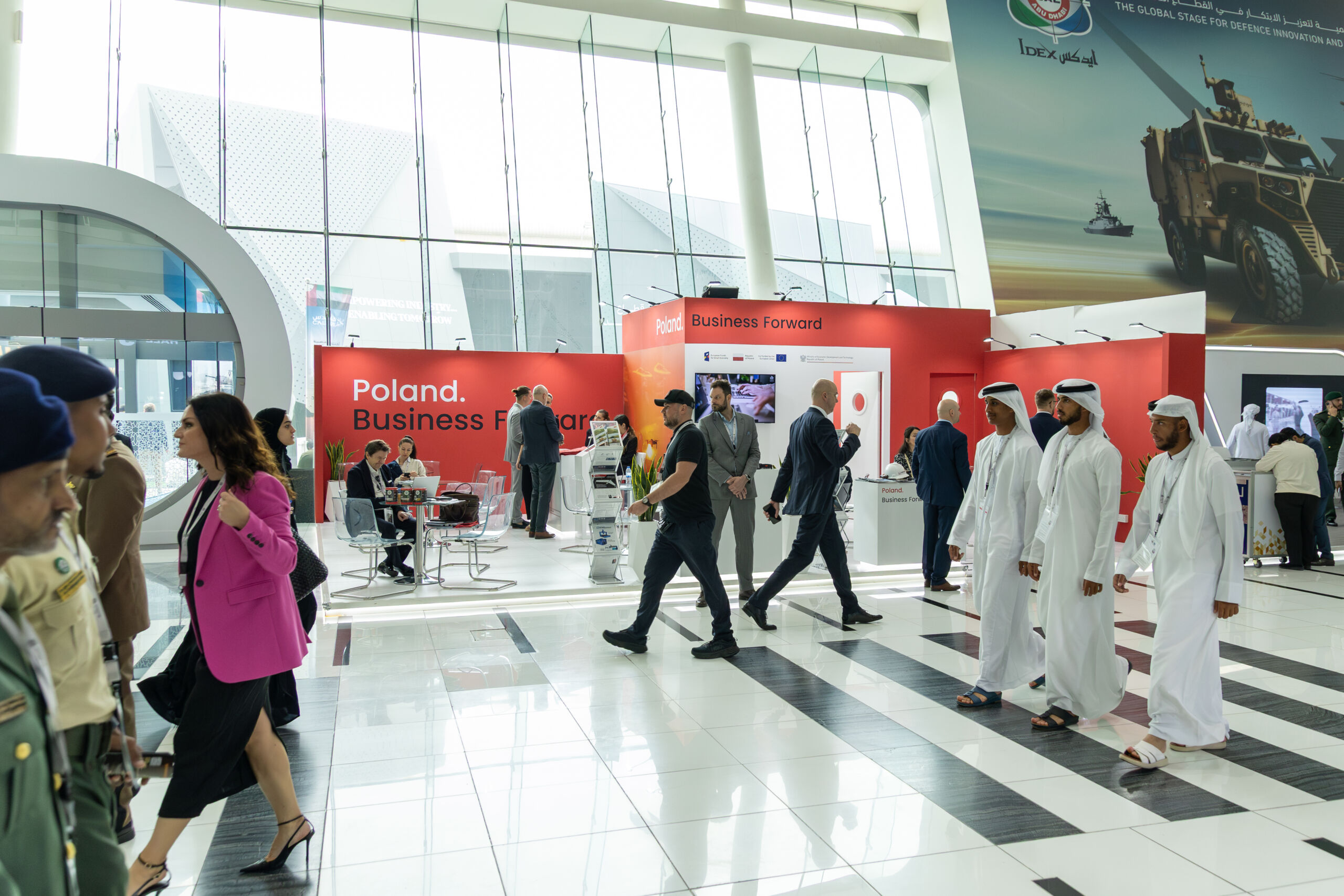 Ludzie odwiedzający stoiska podczas targów w Abu Dhabi Ludzie odwiedzający stoiska podczas targów w Abu Dhabi