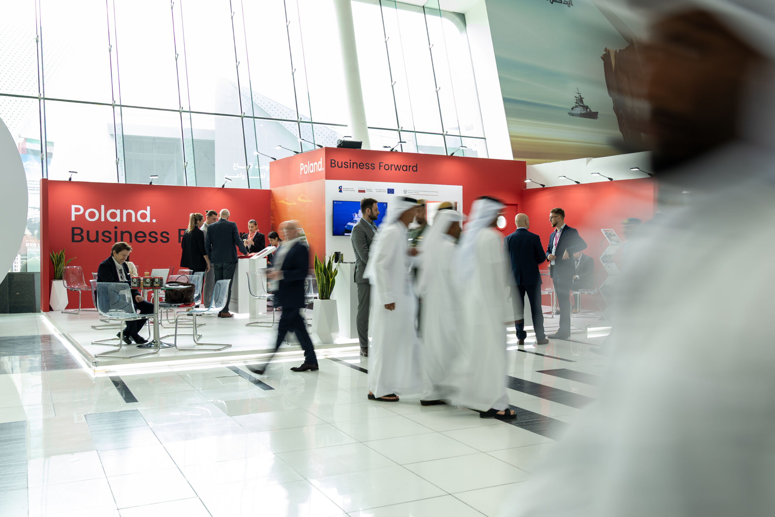 Ludzie odwiedzający stoiska podczas targów w Abu Dhabi Ludzie odwiedzający stoiska podczas targów w Abu Dhabi