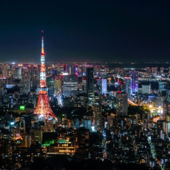 Zdjęcie ma charakter promocyjny. Zdjęcie przedstawia widok na Tokio Tower – symbol japońskiej nowoczesności i tradycji.