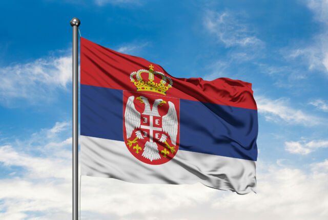 Flaga Serbii na tle nieba