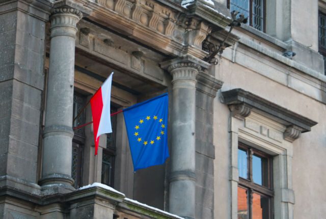Flaga Polski i UE na budynku