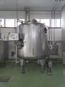 Tank with mixer