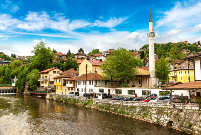 Historyczne centrum Sarajewa w piękny letni dzień, Bośnia i Hercegowina