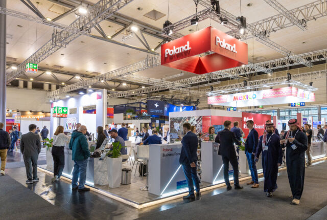 zdjecie przedstawiające osoby na targach Hannover Messe