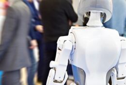 robot i uczesnicy targów