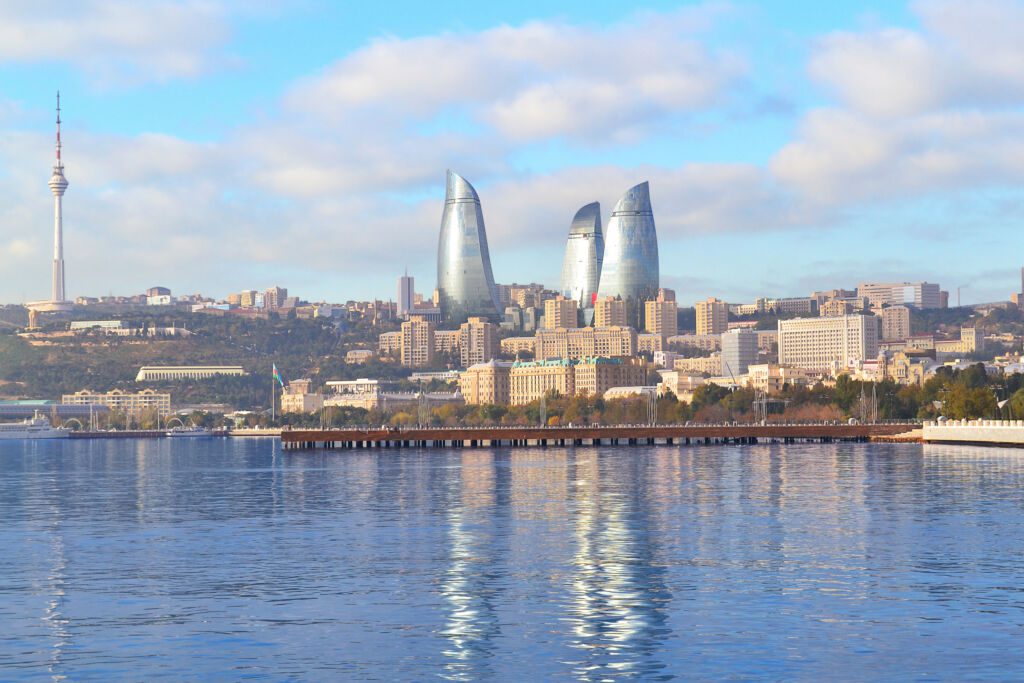 Widok na ogniste wieże w Baku, Azerbejdżan
