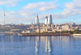 Widok na ogniste wieże w Baku, Azerbejdżan