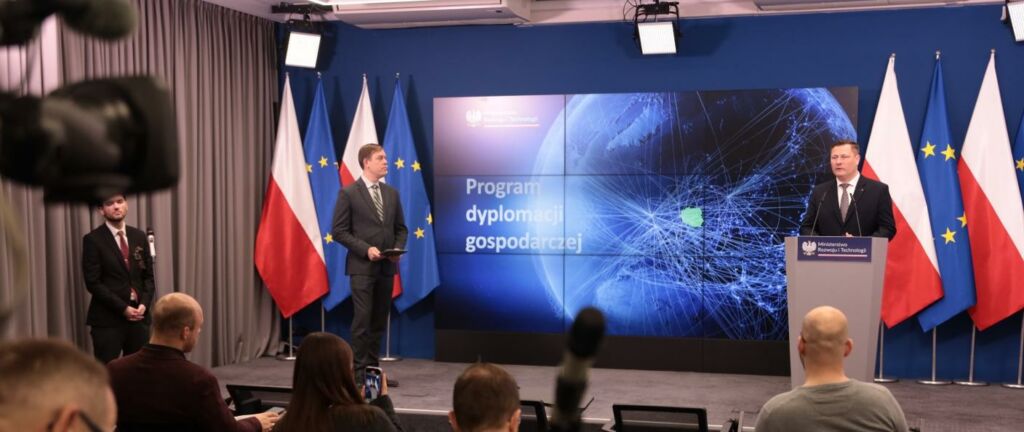 Konferencja prasowa, dwóch mężczyzn na mównicy