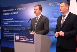 Konferencja prasowa, dwóch mężczyzn na mównicy