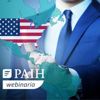 męższczyzna w garniturze a mapą USA