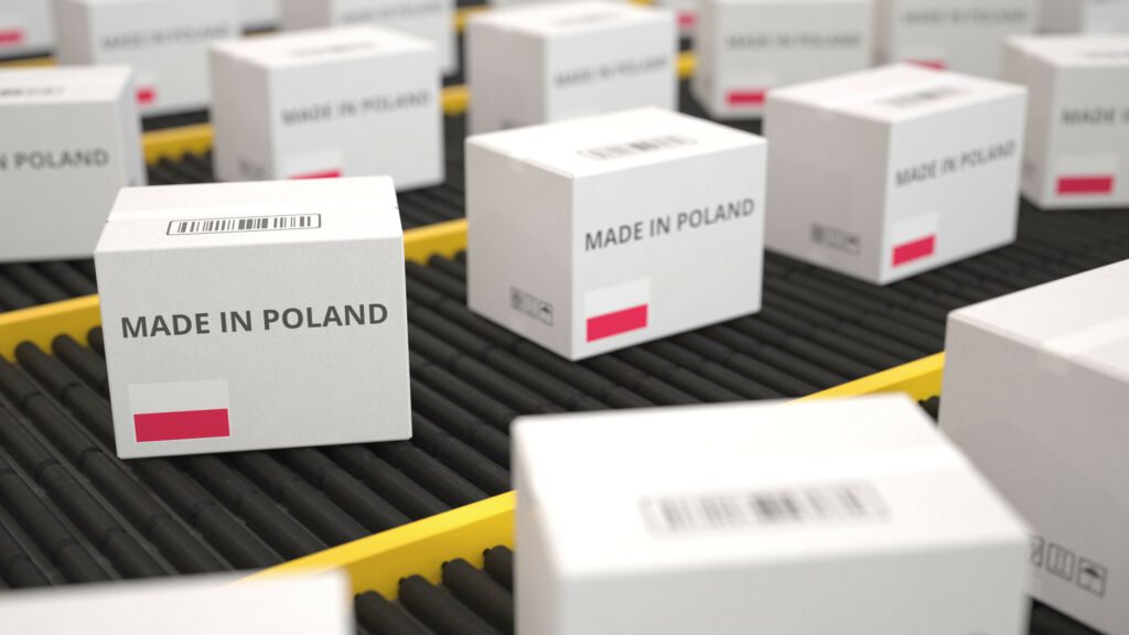 Białe paczki z napisem Made in Poland na linii