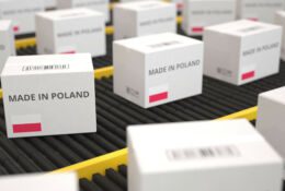 Białe paczki z napisem Made in Poland na linii