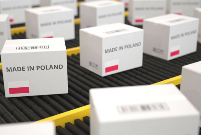 Białe paczki z napisem Made in Poland na linii