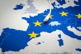 Kabel USB na mapie Europy z flagą UE