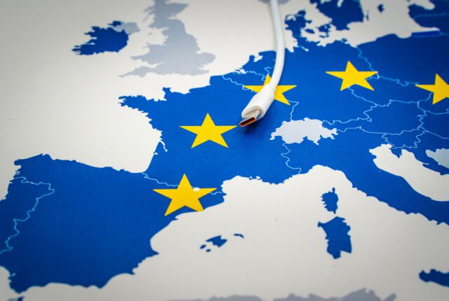 Kabel USB na mapie Europy z flagą UE