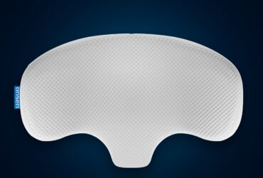 Product photo of the Asana orthopedic pillow by ONSEN®, featuring its ergonomic shape.