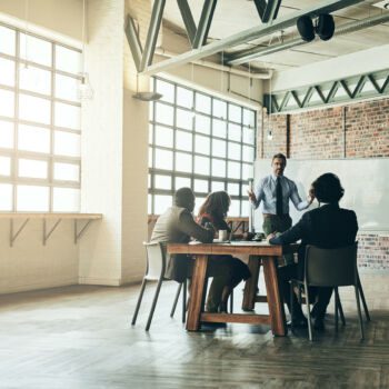 spotkanie w loftowym biurze