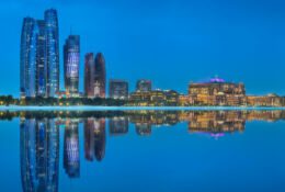 Widok na Abu Dhabi w ZEA o zachodzie słoca