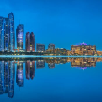 Widok na Abu Dhabi w ZEA o zachodzie słoca